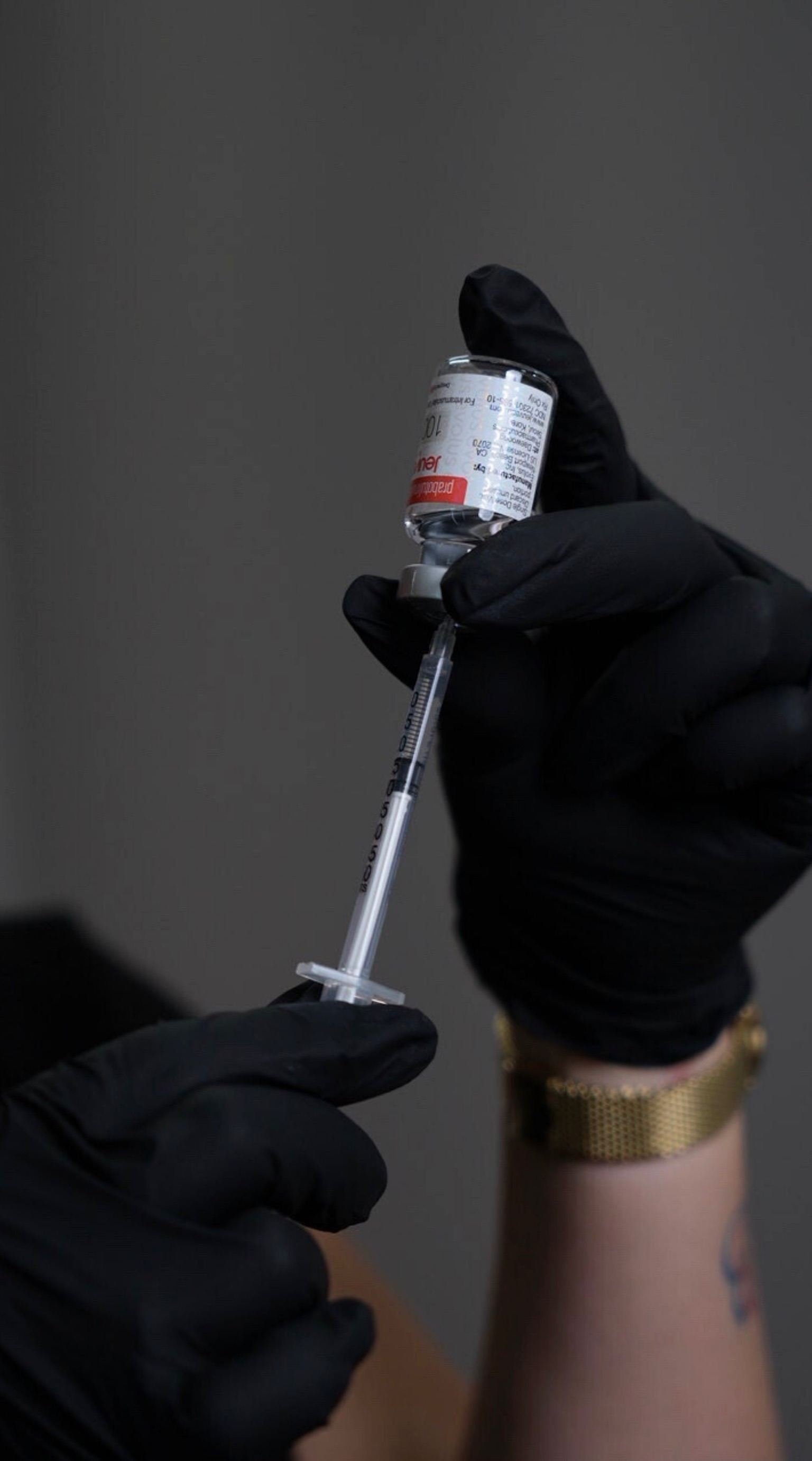 Close-up of a precise botulinum toxin injection performed by Beatriz Duque